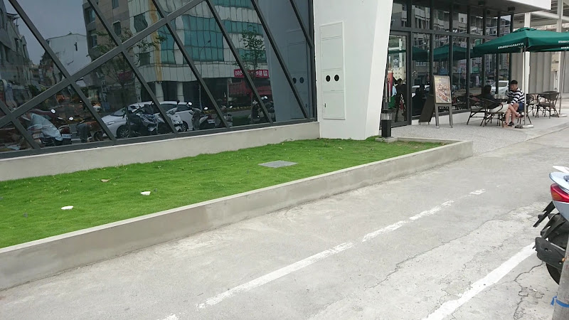 Starbucks 星巴克台南小北門市