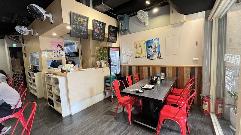 小眼睛歐爸們韓式炸雞&辣炒年糕（小眼睛오빠네 치킨&떡볶이）