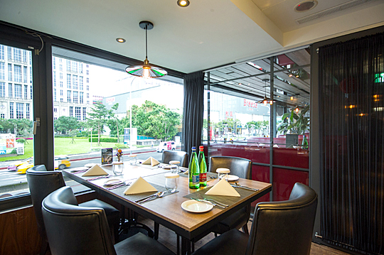 艾朋牛排餐酒館