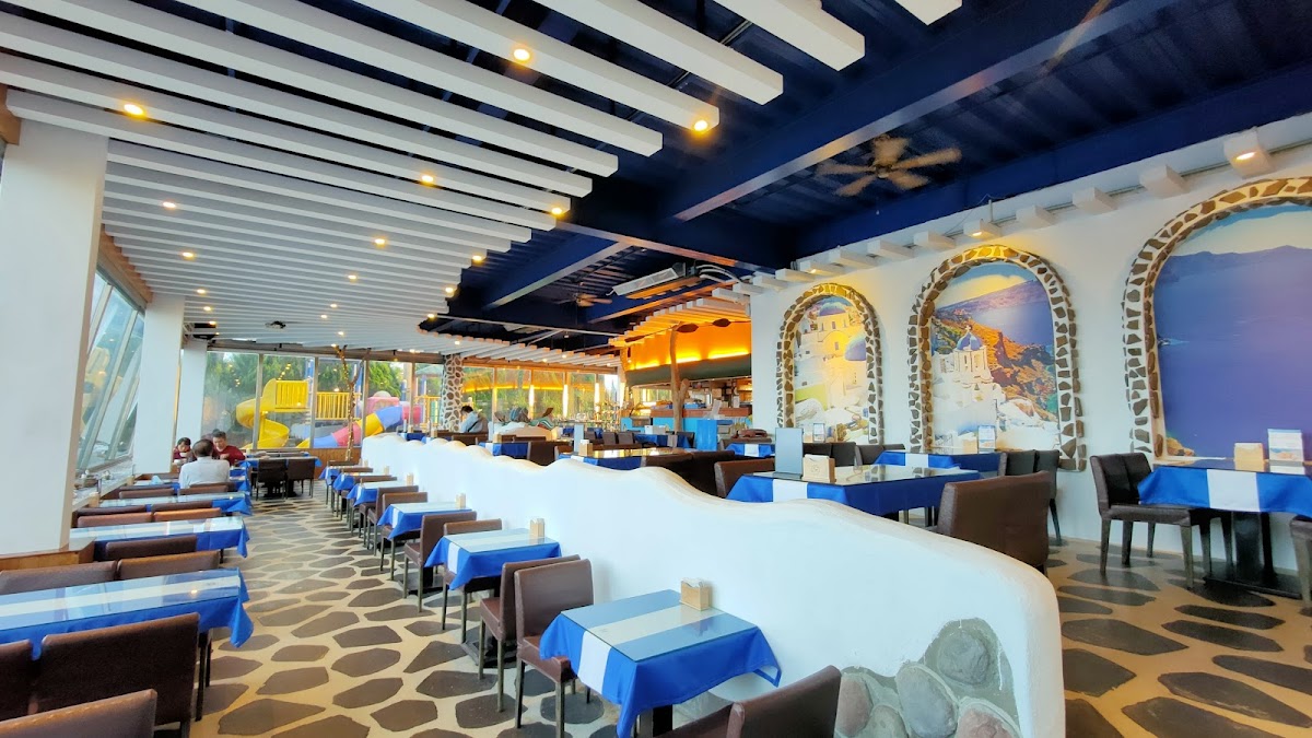 白圍牆地中海景觀咖啡餐廳