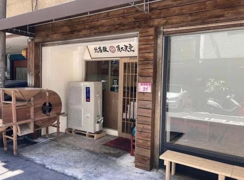 坐著做。員工食堂